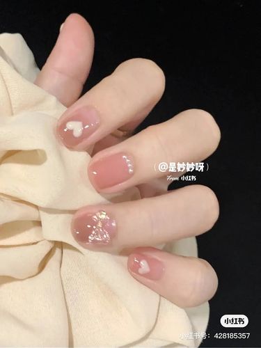 求种草好看的裸白粉色系的美甲