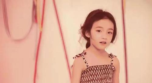 杨幂女儿小糯米明年7岁上小学,刘恺威炫耀女儿母亲节送画给奶奶!