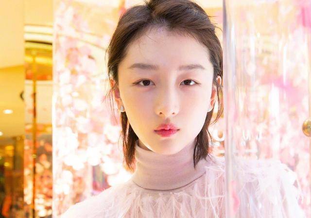 周冬雨的嘴巴小巧可爱,嘴唇饱满,无明