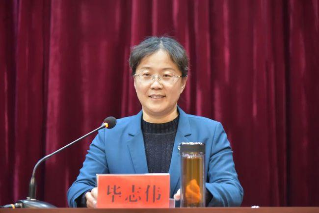 市委组织部副部长,市委编办主任,市公务员局局长朱艳峰宣布干部任免