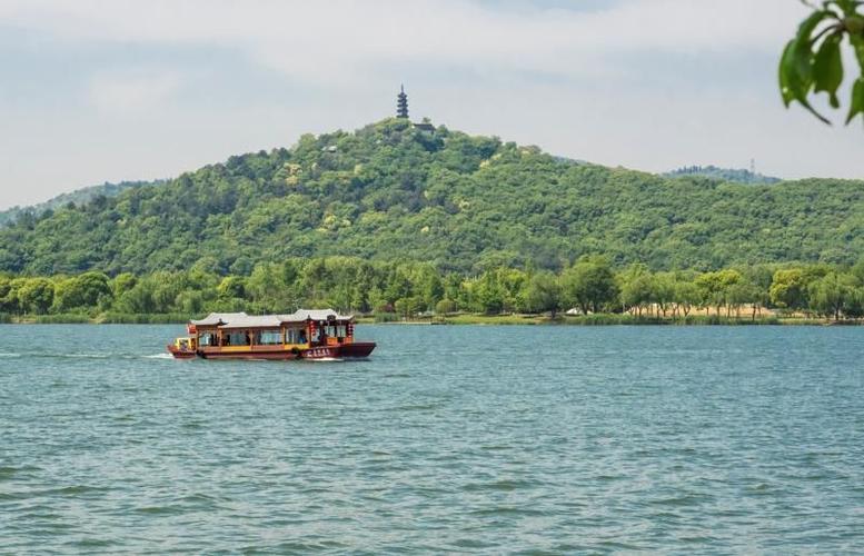 石湖与上方山,交相辉映,遥望风景如画,尤以山巅宝塔更为山水增色.