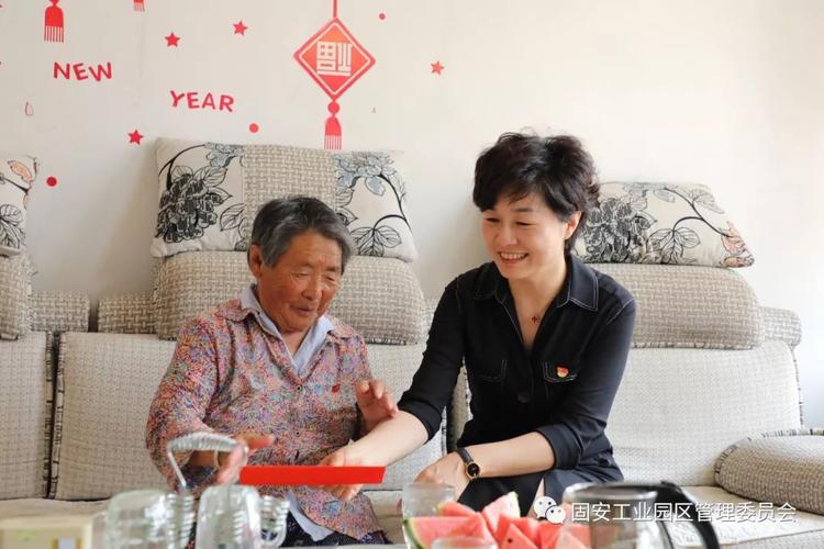 县长孙丽娜同志到工业区慰问困难党员