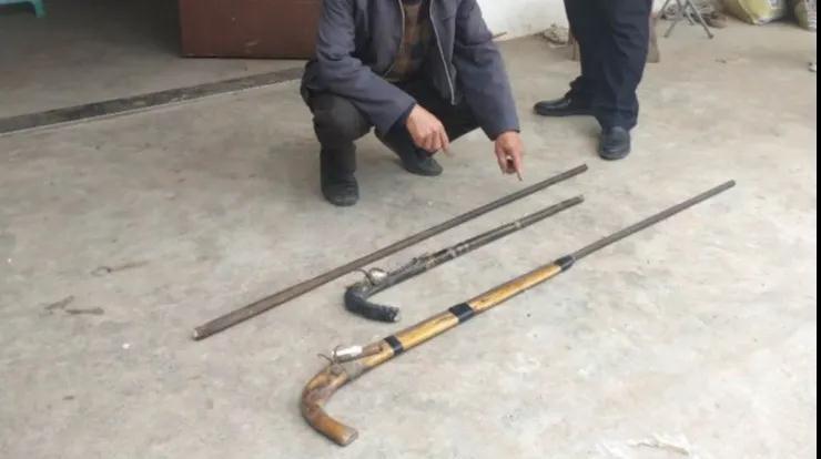 27日,青岗派出所抓获涉枪犯罪嫌疑人三人,收缴火药枪4支,火药,铁砂弹