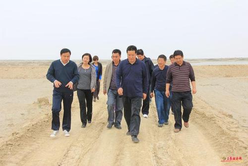 全县2011年秋季压沙启动仪式在青土湖隆重举行-民勤