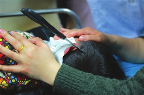 苏州2岁男童摔倒 剪刀扎进脑袋鲜血直流