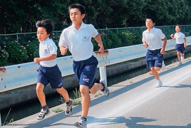 日本有些小学会利用晨间时光安排晨跑活动,除了锻鍊学生的体魄,还可以