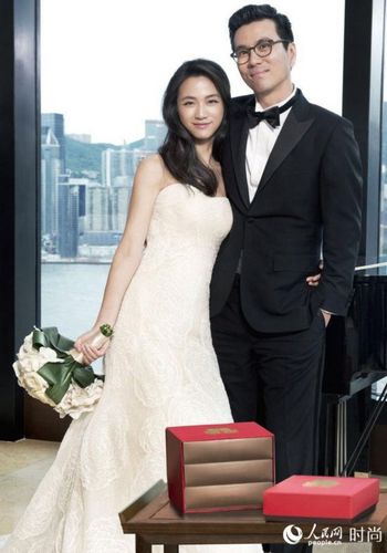 vivian身穿由好友贾永婕送赠,近百万订制的婚纱,一件缀满蕾丝充满高贵