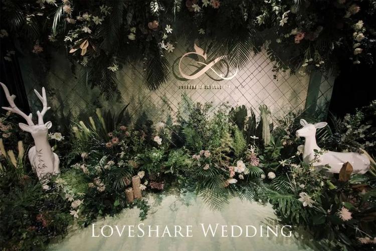 婚礼贴士 在婚礼主题丰富多彩的当下,近年大热的的森系婚礼依旧在新人