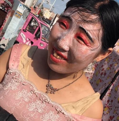 搞笑:和女朋友一起去水上乐园玩,她妆花了,现在我该怎么办?