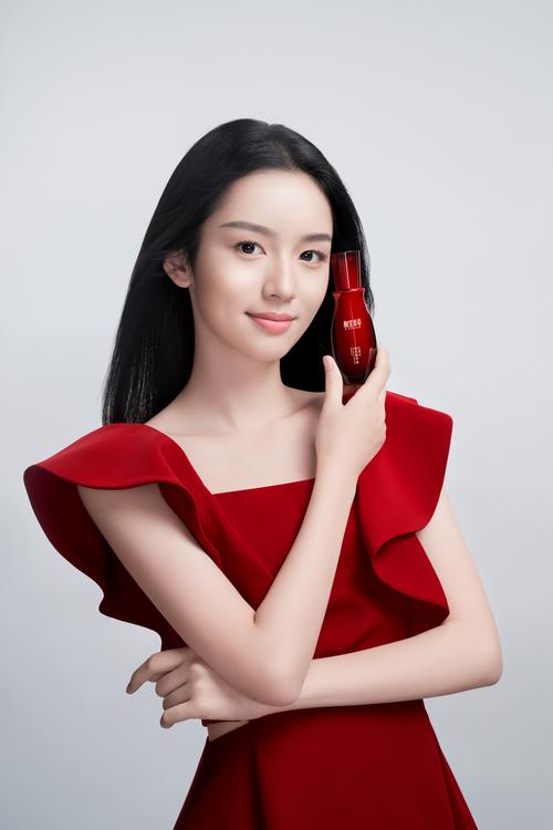 官宣| 相宜本草青春代言人周也_化妆品之家