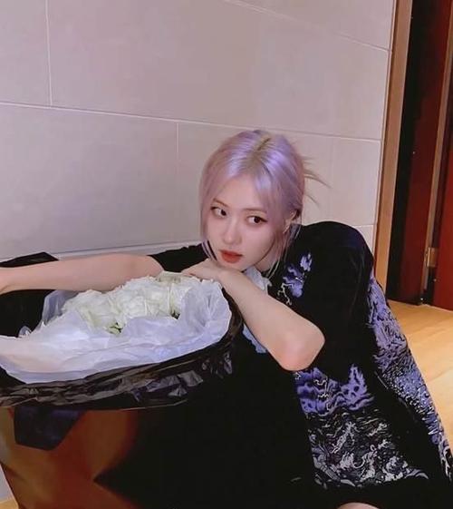 rose真是"人间妖姬",蓝发造型现身mv,在线演绎"锁骨杀"