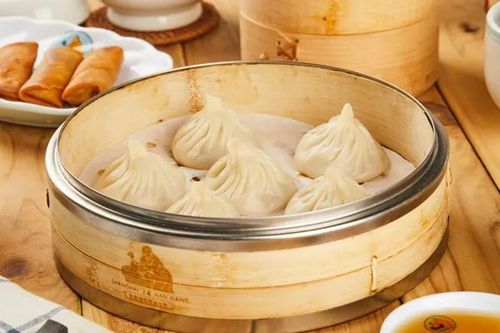 由南翔镇日华轩点心店店主黄明贤所创南翔小笼包始于清代同治十年(一
