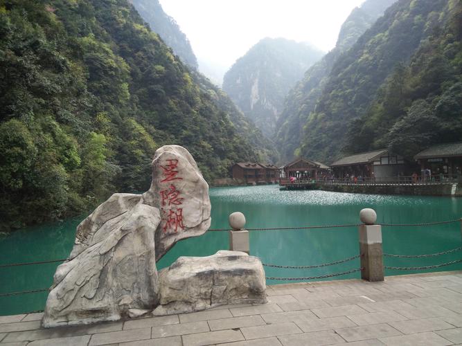 里隐洞:离神龙峡景区只有几分钟车程,洞很长,游览时间约1小时.