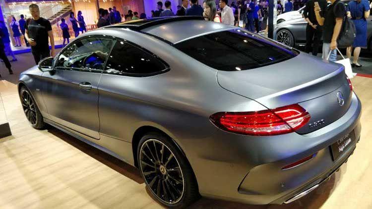 梅赛德斯-奔驰c300轿跑璨夜特别版基本延续普通版车型的外观造型,为了