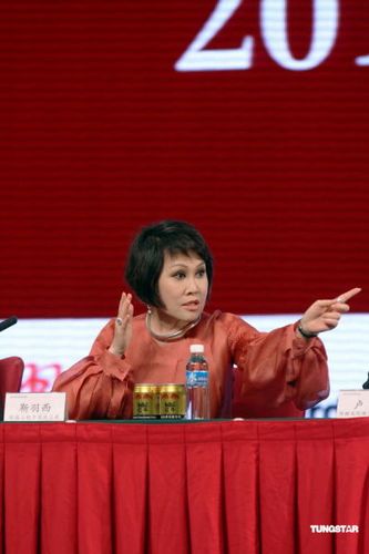 一向温和端庄的羽西情绪激动:"我在网上看到很荒唐的照片,他们把粽子