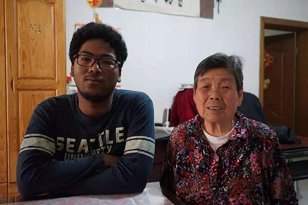 中非混血儿被遗弃,上海阿婆将其养大,国家给予他上海住房一套