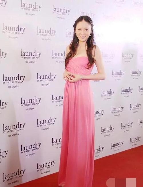 陈乔恩粉色抹胸裙