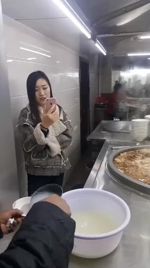 今天终于见到了饸饹面西施只不过反差有点大