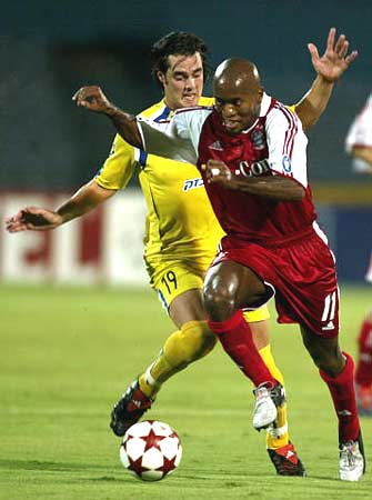 图文:特拉维夫马卡比0-1拜仁 泽-罗伯托踩风车