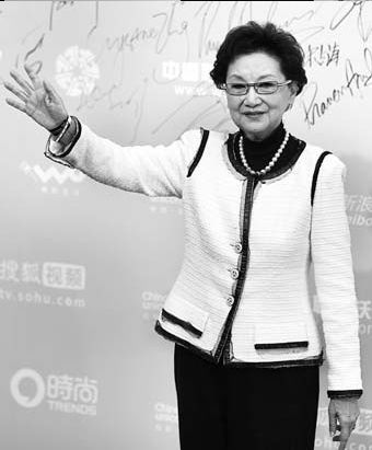 李青(评论人)    81岁的传偶影星夏梦以香港闻名制片人身份亮相