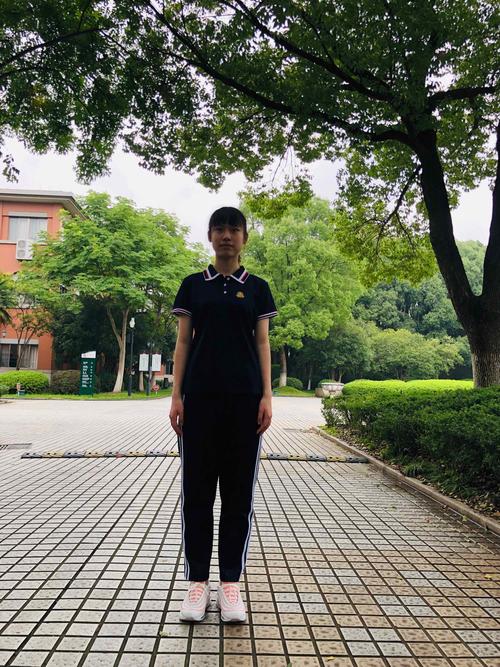 嘉兴一中运动式校服样衣试穿效果图