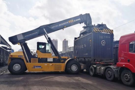 化身散料运输能手南煤西进再添徐工正面吊新动力