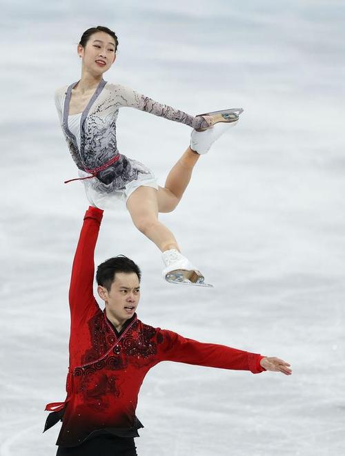 北京冬奥会花滑团体赛彭程金杨在双人滑自由滑比赛登场