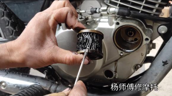 摩托车别只顾换机油,机油滤芯也要换,发动机异响也许这里导致的