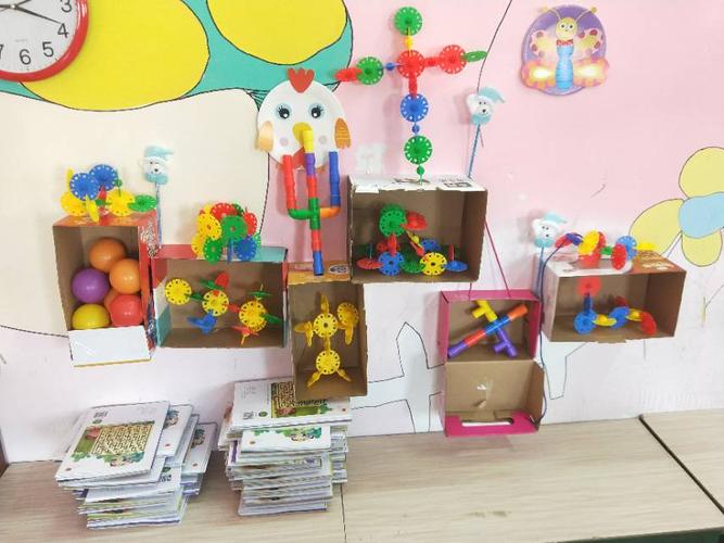 作品展示台,看来黄老师还要增加展示台不够用