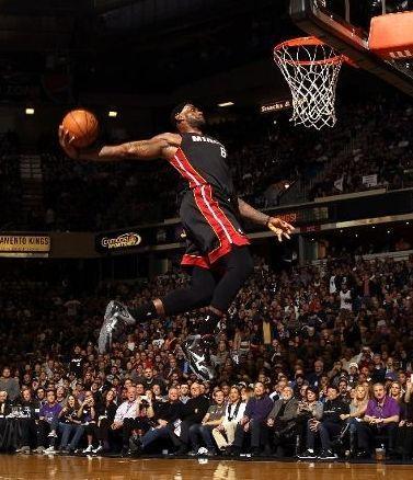 詹姆斯战斧扣篮图片