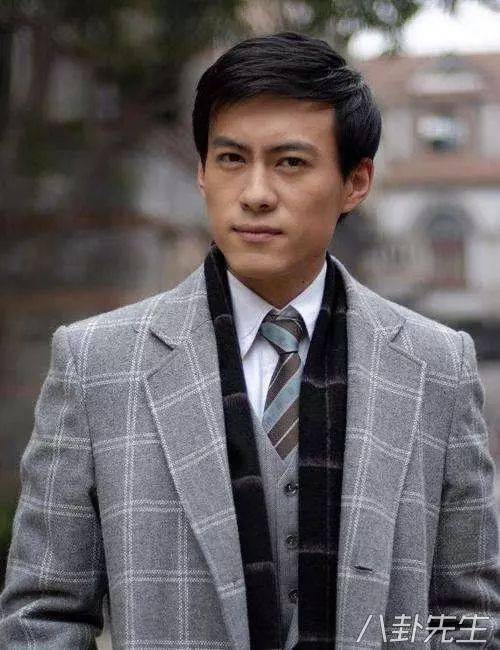 这位五官跟靳东相似的演员名叫王俊毅,要不是王俊毅的下颌角肥大,两人