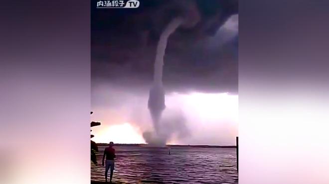 扬州高邮湖现龙吸水!到底水喷的有多高!一公里高是什么奇观?