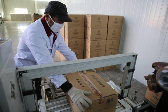 大型企业通常采用自动包装机,中小型企业则仍然以人工包装为主.