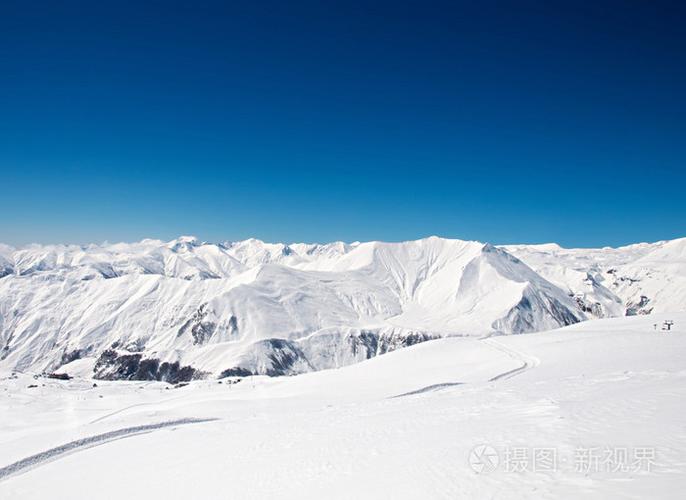 冬天大雪下的高山