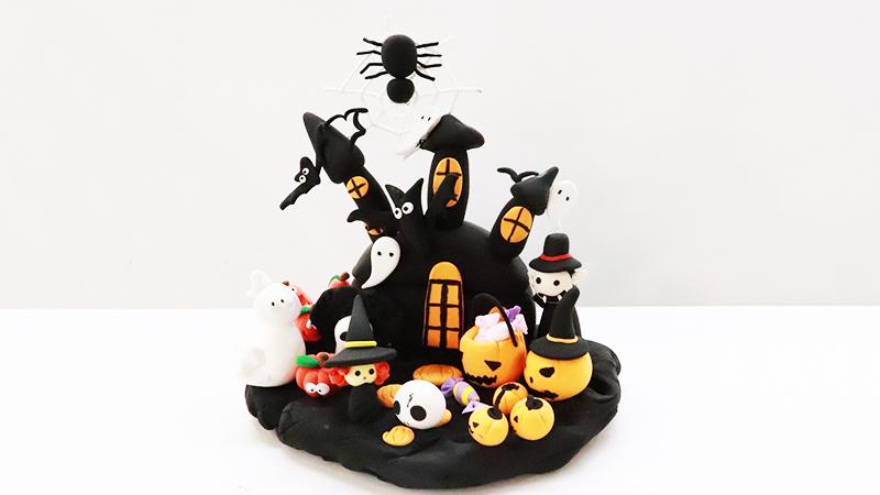 把城堡放在底座的中间靠后位置,继续把南瓜,女巫,蜘蛛等万圣节元素粘