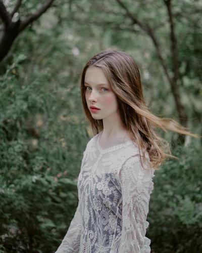 你见过这样的俄罗斯少女吗?仿佛古典画中走出来的空灵