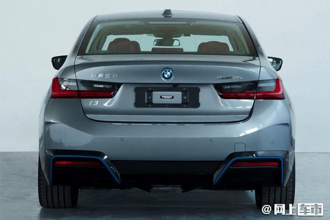 相比燃油版车型,宝马3系纯电动前脸最明显的变化是采用倒c字型日行灯