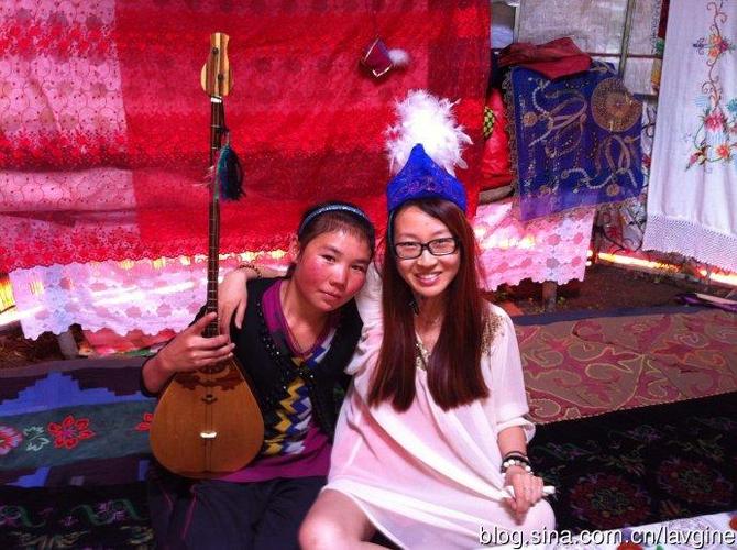 美丽的哈萨克族姑娘,这衣服是我让她穿上的哈哈,随便照相,不收钱!