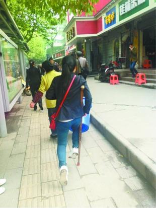 找工作坦诚当先 拐杖女孩每天走2小时上下班