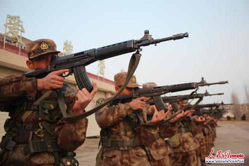 高清:盐城海防冬季大练兵 战士跪姿据枪整齐划一【2】