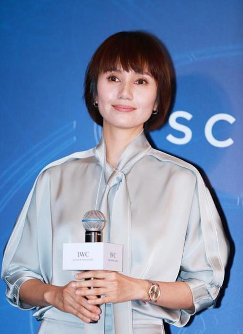 袁泉瘦到不用修图,穿缎面套装显温柔大方,42岁气质依然是女神级