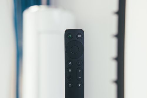 在coloros11系统下,打开nfc,手机贴到遥控器下半部,就可以自动和电视