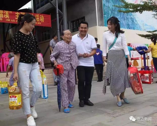 澄迈瑞溪镇携社会爱心人士慰问贫困孤寡老人