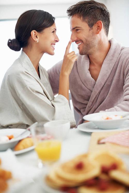 点心,煎饼,果汁,咖啡,西方人,两个人,家庭,夫妻,坐,笑,微笑,露齿笑,竖