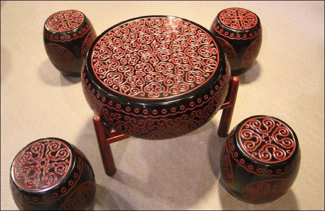 因其图案多以回旋生动,流转自如的云纹回钩组成,故称"云雕",日本称为"