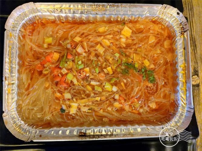 锡纸粉丝是带汤的 开烤之后倒入高汤 加入炒香的蒜蓉 小小一碗粉丝