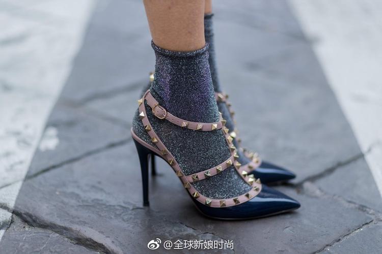高跟鞋无需穿袜子?你错了,这是一种fashion