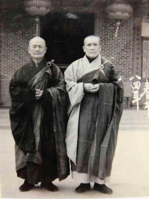 "他起身,对老和尚深鞠一躬:"法师,麻烦您给我细解一下这个签,行吗?我