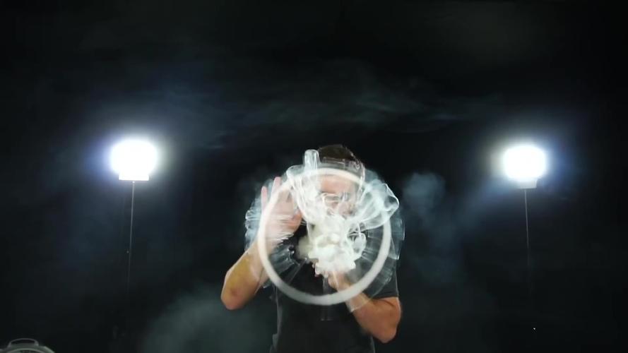 吐烟圈吐烟圈_1920x1080_高清视频素材下载(编号:3101887)_实拍视频