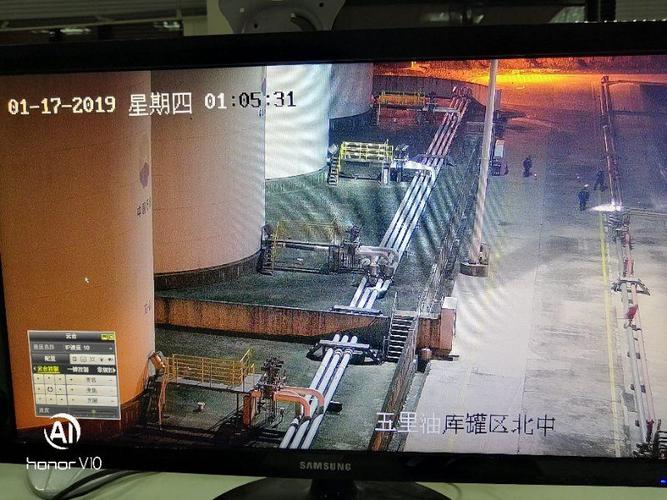 切换现场视频监控,并调整监控角度.